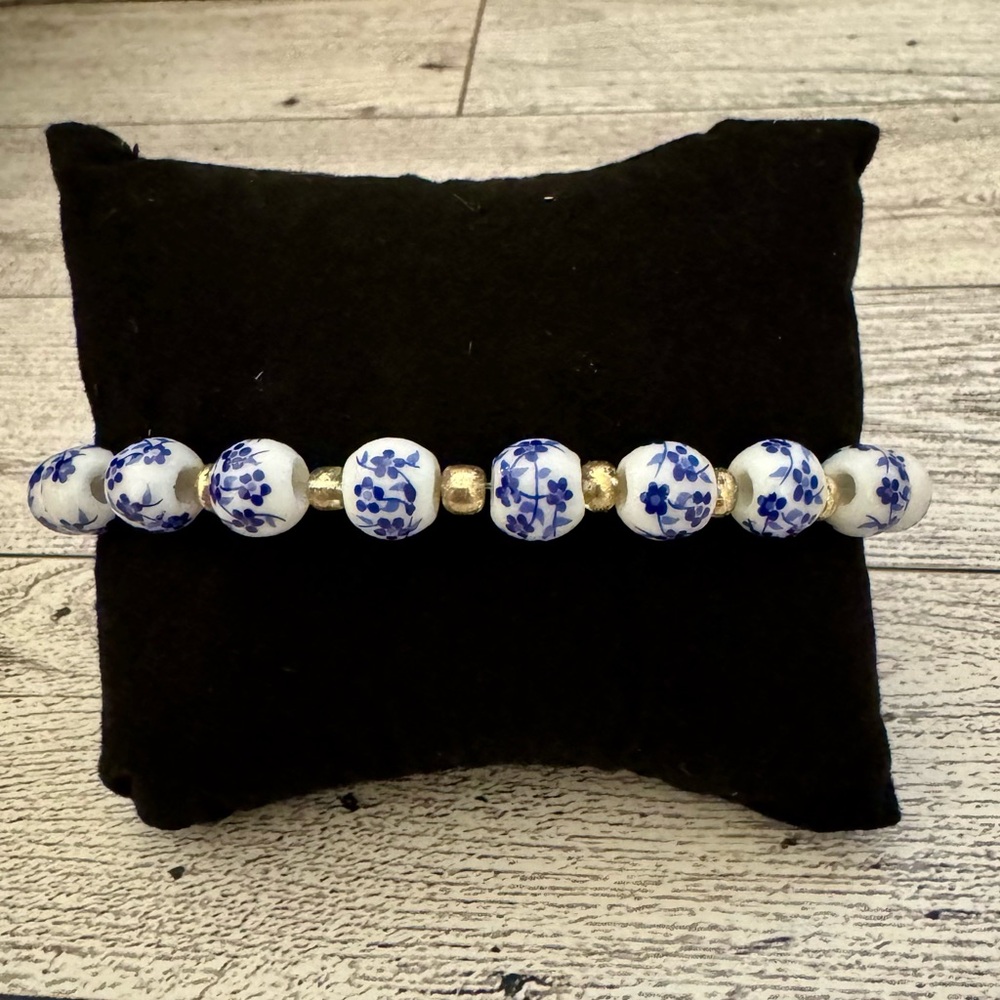 Blue & White Floral Bead Stretch Bracelet with Gold Accents